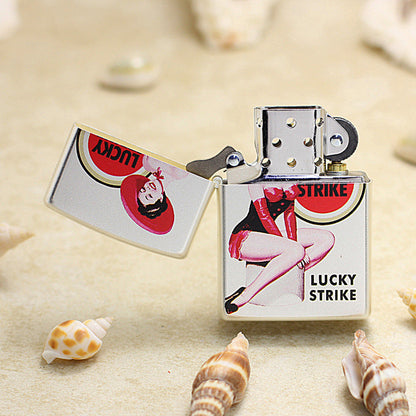 Zippo Argent Matte Hue Decorated Lucky Strike Obsidian and Crimson Pin-Up - CS30