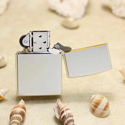 Zippo Argent Matte Hue Decorated Lucky Strike Obsidian and Crimson Pin-Up - CS30