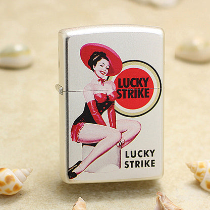 Zippo Argent Matte Hue Decorated Lucky Strike Obsidian and Crimson Pin-Up - CS30