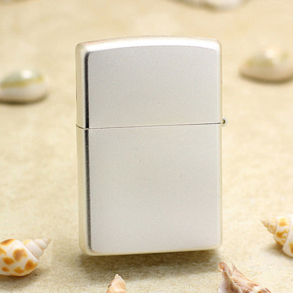Zippo Argent Matte Hue Decorated Lucky Strike Obsidian and Crimson Pin-Up - CS30