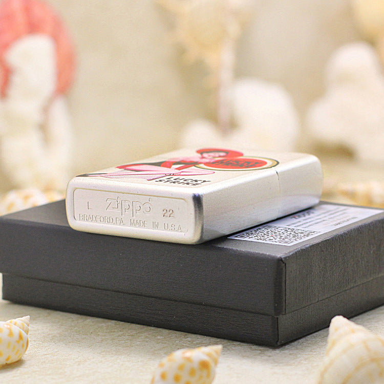 Zippo Argent Matte Hue Decorated Lucky Strike Obsidian and Crimson Pin-Up - CS30